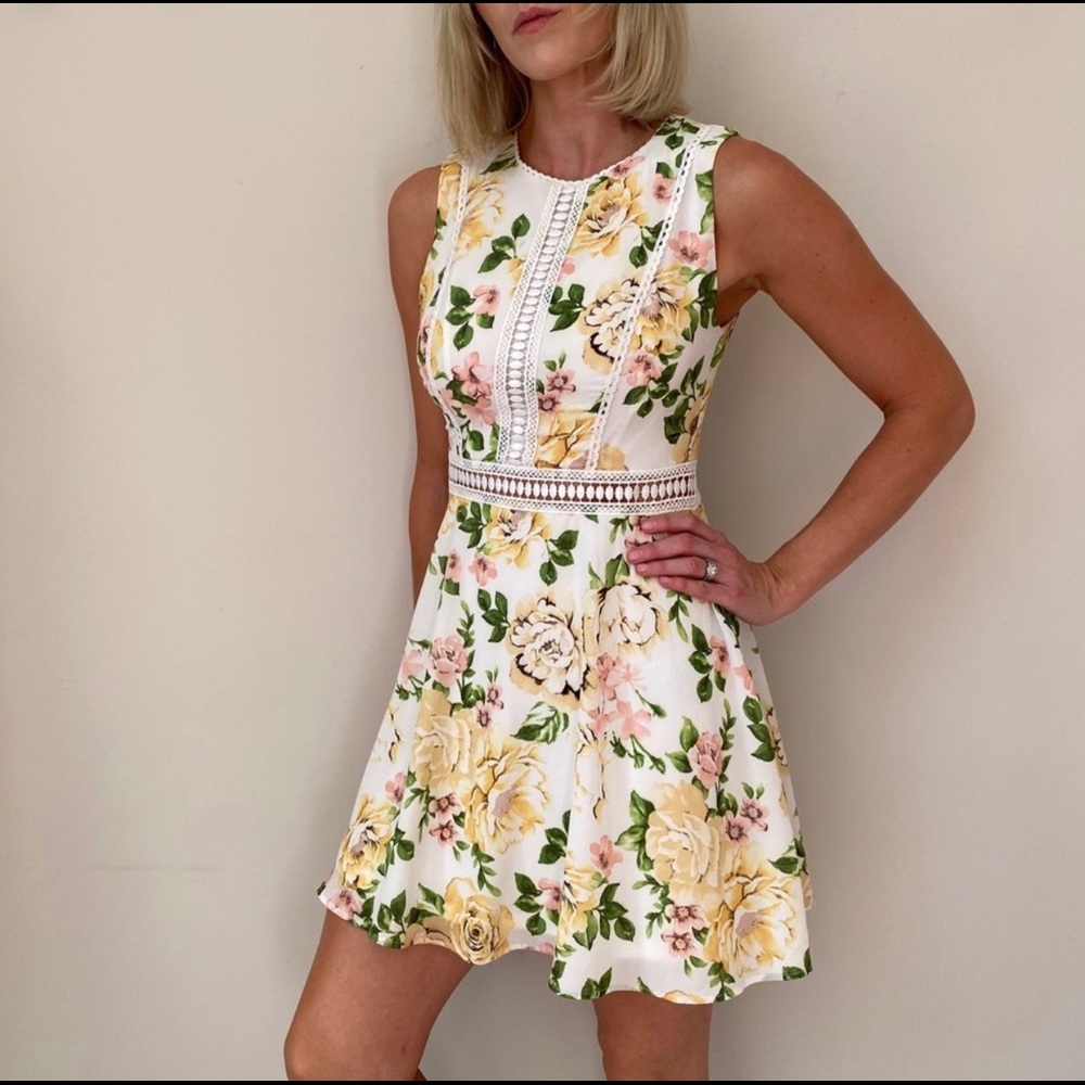 Women’s Disney Princess Yellow Rose Belle Dress